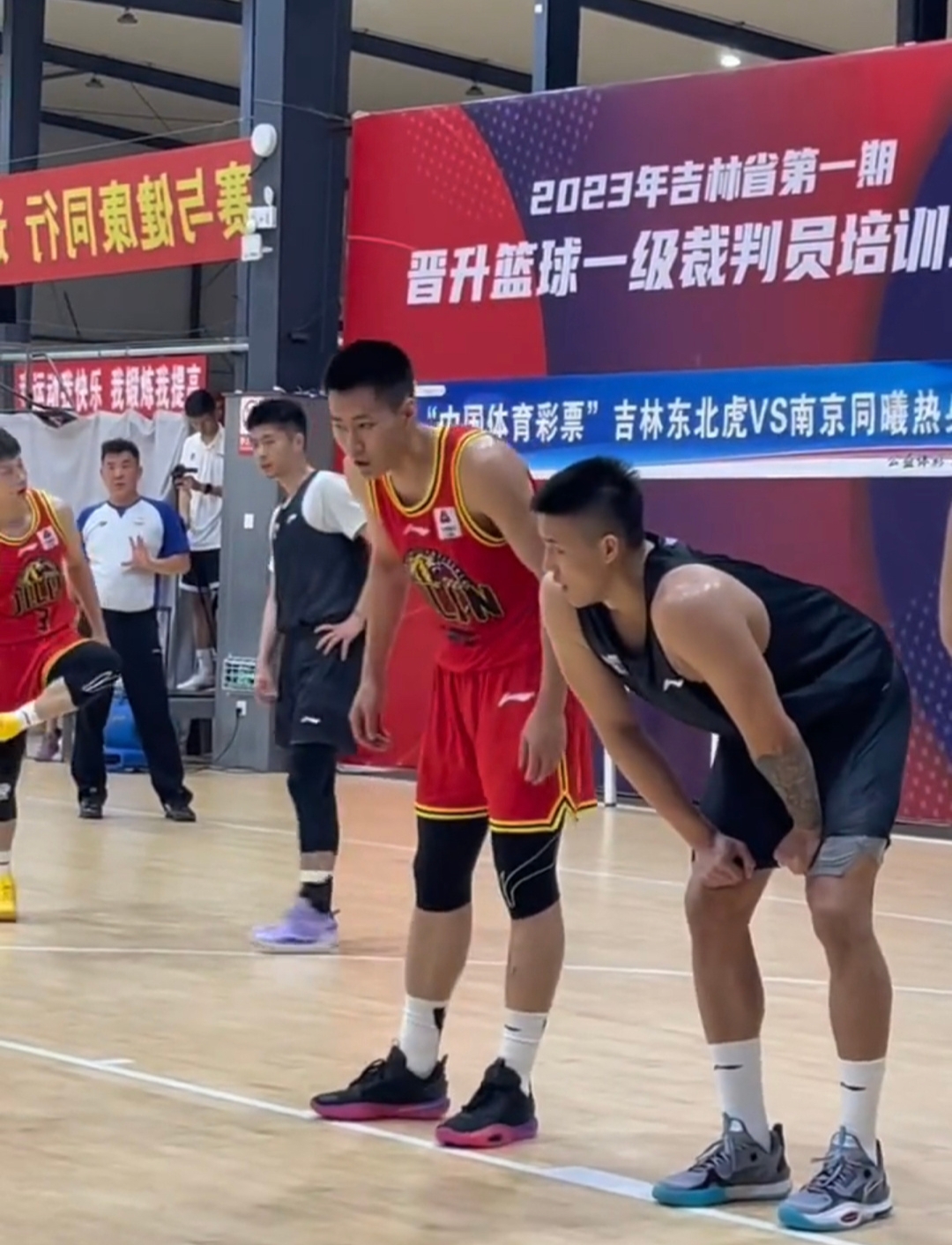 关于顶尖球队硬碰硬，争夺晋级资格的信息